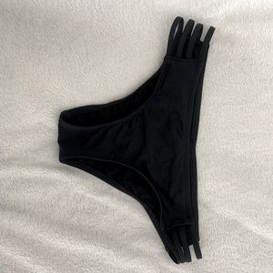 black strappy bikini bottoms with ruched detail🤎